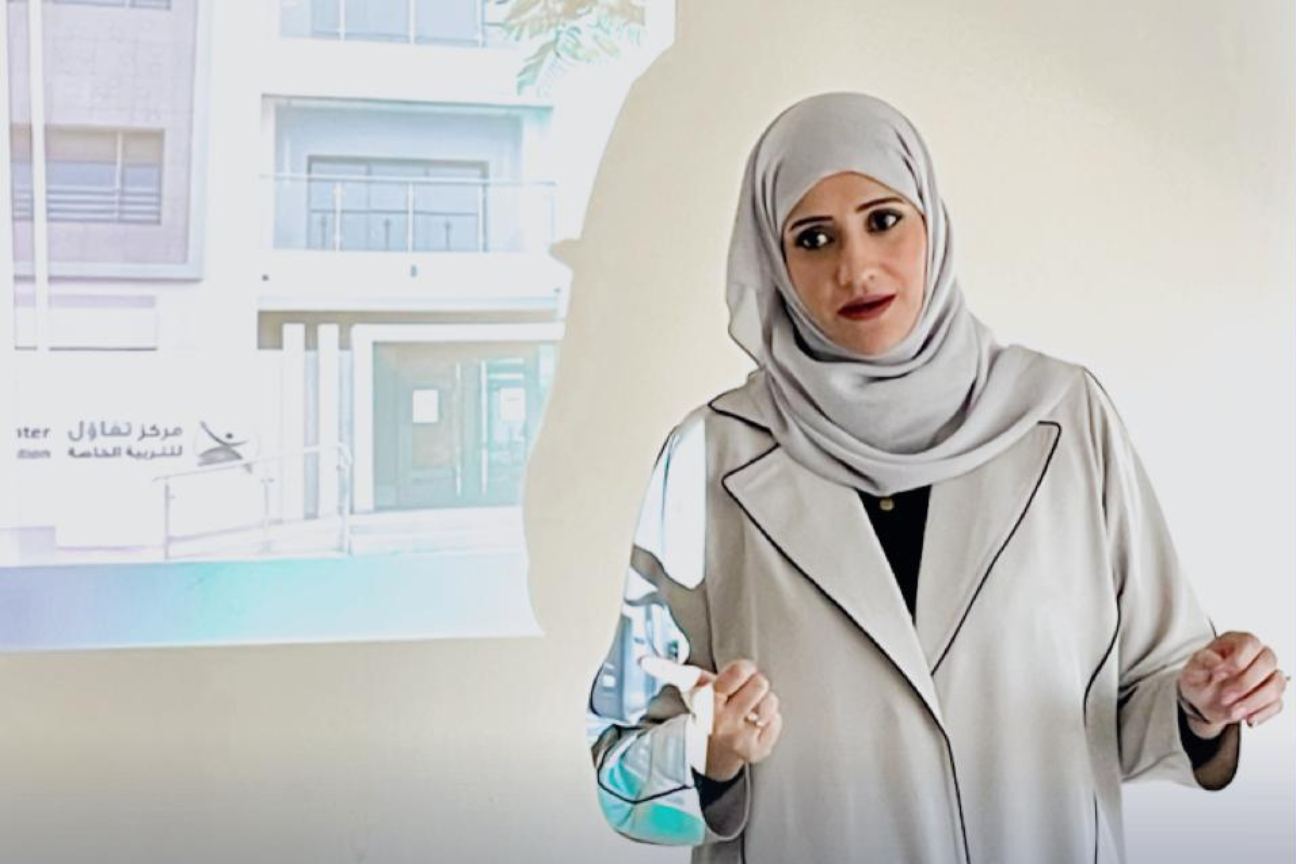 بالتعاون مع جمعية التوحديين البحرينية د. هيفاء مرزوق مديرة مركز تفاؤل للتربية الخاصة تقدم محاضرة توعوية حول اضطراب طيف التوحد لمنتسبي وزارة الداخلية